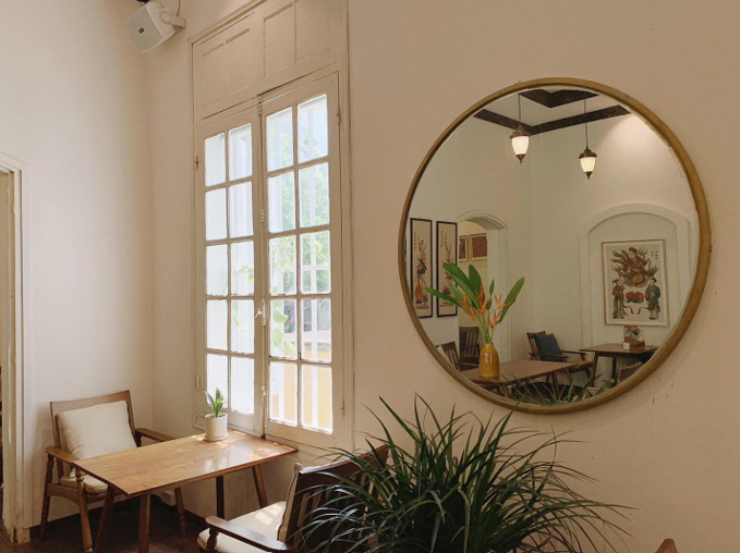 Gương soi đẹp tại quán cafe